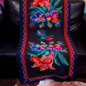 Hand made table cloth 1920-1930 very beautiful work one of a kind
